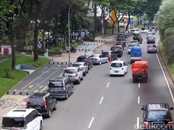 Masyarakat Padati Lokasi PCR Drive Thru di Bintaro