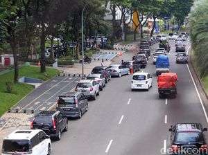 Masyarakat Padati Lokasi PCR Drive Thru di Bintaro Masyarakat Padati Lokasi PCR Drive Thru di Bintaro