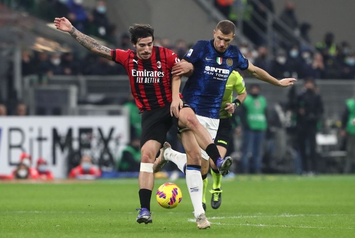 MILAN, ITALY - NOVEMBER 07: Sandro Tonali of AC Milan competes for the ball with Edin Dzeko of Internazionale during the Serie A match between AC Milan and FC Internazionale at Stadio Giuseppe Meazza on November 07, 2021 in Milan, Italy. (Photo by Marco Luzzani/Getty Images)