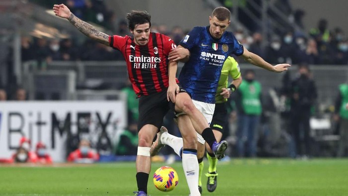 MILAN, ITALY - NOVEMBER 07: Sandro Tonali of AC Milan competes for the ball with Edin Dzeko of Internazionale during the Serie A match between AC Milan and FC Internazionale at Stadio Giuseppe Meazza on November 07, 2021 in Milan, Italy. (Photo by Marco Luzzani/Getty Images)