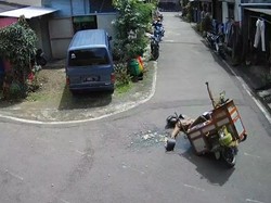 Apes! 5 Penjual Makanan Ini Rugi Setelah Gerobaknya Jatuh Berantakan