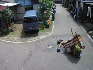 Apes! 5 Penjual Makanan Ini Rugi Setelah Gerobaknya Jatuh Berantakan Apes! 5 Penjual Makanan Ini Rugi Setelah Gerobaknya Jatuh Berantakan