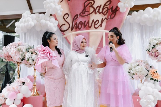Ashanty dan Krisdayanti dalam Acara Baby Shower Aurel Hermansyah