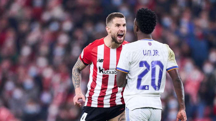 BILBAO, SPAIN - FEBRUARY 03: Inigo Martinez of Athletic Club shouts to Vinicius de Olivera Junior of Real Madrid looks on during the Copa del Rey Quarter Final match between Athletic Club and Real Madrid at Estadio de San Mames on February 03, 2022 in Bilbao, Spain. (Photo by Juan Manuel Serrano Arce/Getty Images)