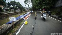 Awas! Jalan Inspeksi Kali Ciliwung Ambles