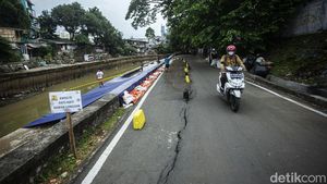 Awas! Jalan Inspeksi Kali Ciliwung Ambles