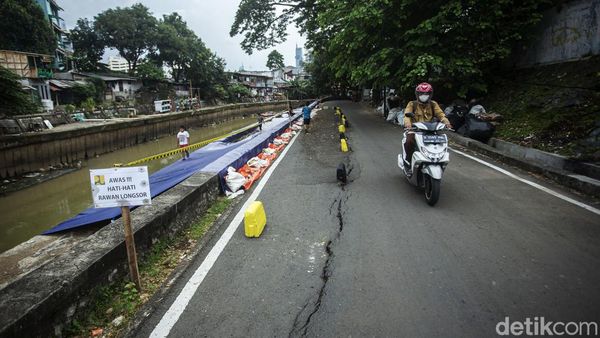 Awas! Jalan Inspeksi Kali Ciliwung Ambles
