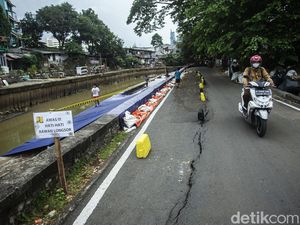 Awas! Jalan Inspeksi Kali Ciliwung Ambles Awas! Jalan Inspeksi Kali Ciliwung Ambles