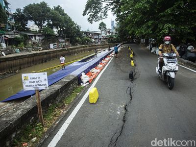 Awas! Jalan Inspeksi Kali Ciliwung Ambles