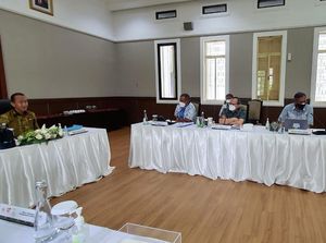 Bahlil Pimpin Rapat Usai Ditunjuk Jadi Menteri ESDM Ad Interim