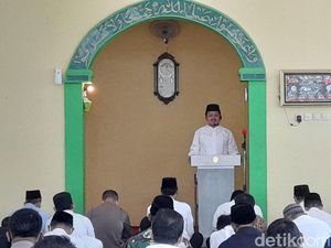 Kala Bupati Sumedang Jadi Imam Salat Jumat hingga Makan Bareng Warga
