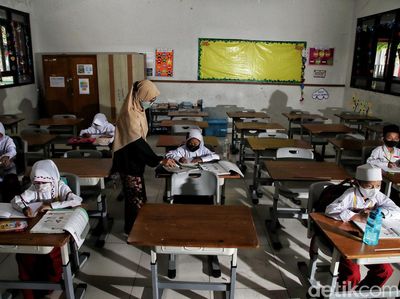 Hari Pertama Sekolah PTM 50 Persen di DKI