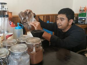 Rizkyka, Pria Disabilitas di Balik Dopamin Coffee Tempat Ngopi Bikin Bahagia