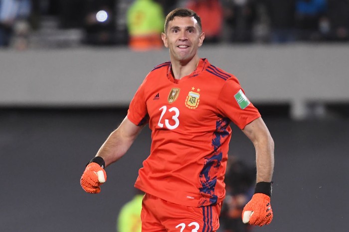 CORDOBA, ARGENTINA - FEBRUARY 01: Emiliano Martinez goalkeeper of Argentina celebrates with the Copa America 2021 trophy after winning a match between Argentina and Colombia as part of FIFA World Cup Qatar 2022 Qualifiers at Mario Alberto Kempes Stadium on February 01, 2022 in Cordoba, Argentina. (Photo by Marcelo Endelli/Getty Images)