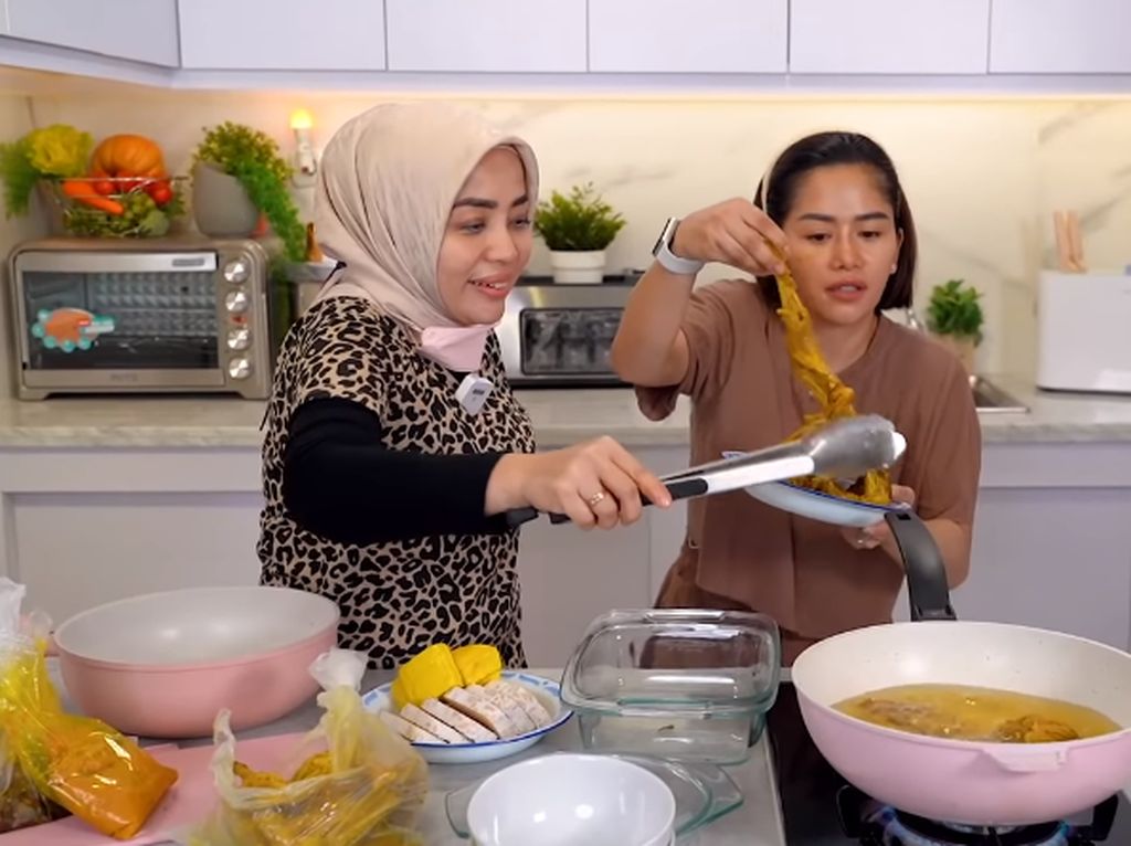 Serunya Farida Nurhan Masak Ayam Kampung Goreng Bareng Muzdalifah