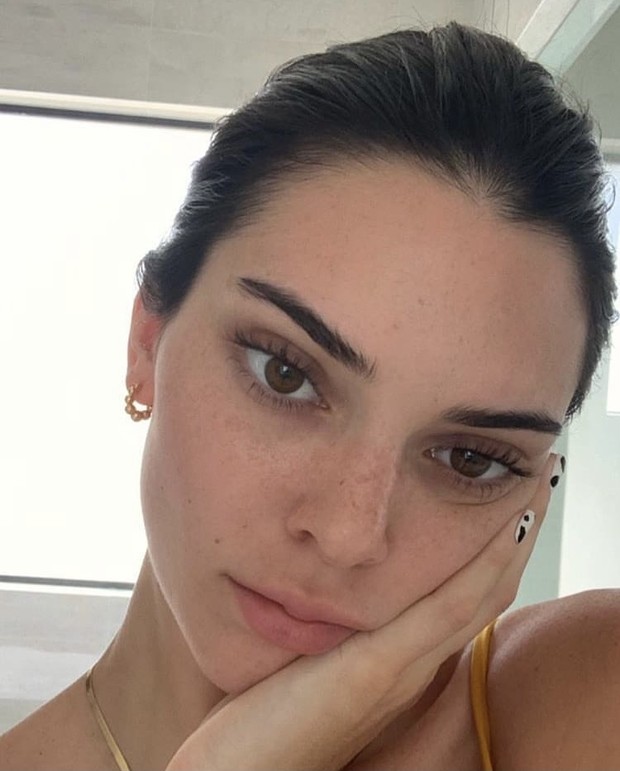 Foto: instagram.com/kenny.goddess Kendall Jenner dengan nail art cow print/