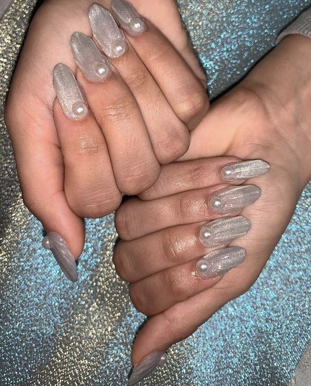 Foto: instagram.com/nailsbymei Hiasan mutiara pada kuku/