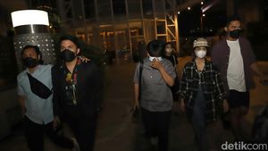 Eh... Thariq Halilintar dan Fuji Kok Jalannya Jauh-jauhan?