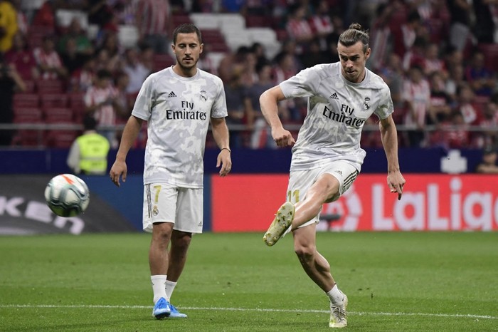 MADRID, SPAIN - SEPTEMBER 28: Gareth Bale and Eden Hazard of Real Madrid warm up prior to the Liga match between Club Atletico de Madrid and Real Madrid CF at Wanda Metropolitano on September 28, 2019 in Madrid, Spain. (Photo by Denis Doyle/Getty Images)