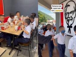 Guru Ini Ajak 30 Muridnya yang Belum Pernah Makan di KFC Agar Semangat Belajar