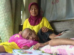 Kisah Sedih Ibu Nurmiah Jaga Anak Berkebutuhan Khusus Tanpa Rumah Layak