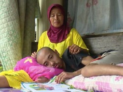 Kisah Sedih Ibu Nurmiah Jaga Anak Berkebutuhan Khusus Tanpa Rumah Layak