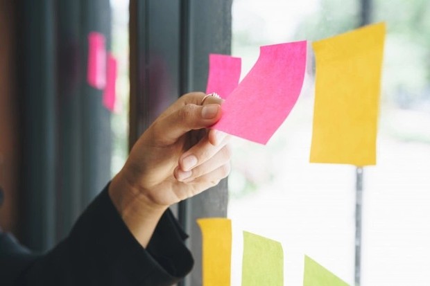 Ilustrasi memilih mengerjakan tugas/ Foto: Freepik.com