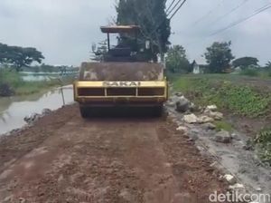 Jalan Angon Bebek di Lamongan Ditutup Sementara untuk Perbaikan Jalan Angon Bebek di Lamongan Ditutup Sementara untuk Perbaikan