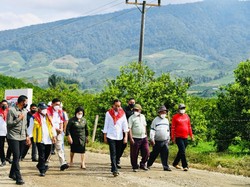 Sambutan Tak Biasa Saat Jokowi Tinjau Perbaikan Jalan-Kampung Jeruk di Karo