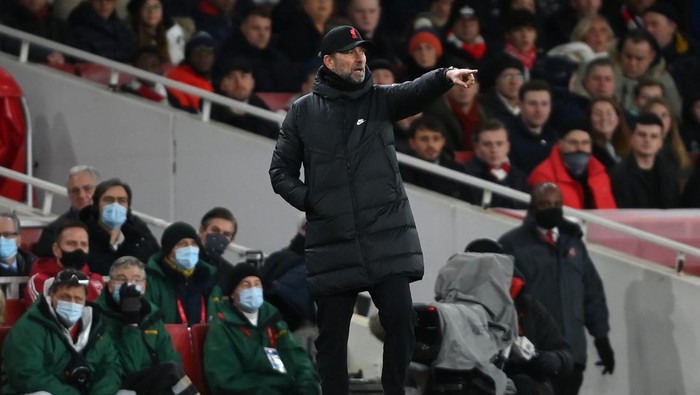 LONDON, ENGLAND - JANUARY 20: Jurgen Klopp of Liverpool looks on during the Carabao Cup Semi Final Second Leg match between Arsenal and Liverpool at Emirates Stadium on January 20, 2022 in London, England. (Photo by Mike Hewitt/Getty Images)
