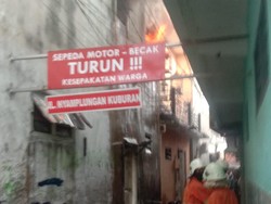 Kebakaran Ludeskan Kamar Lantai 2 Rumah di Nyamplungan Surabaya