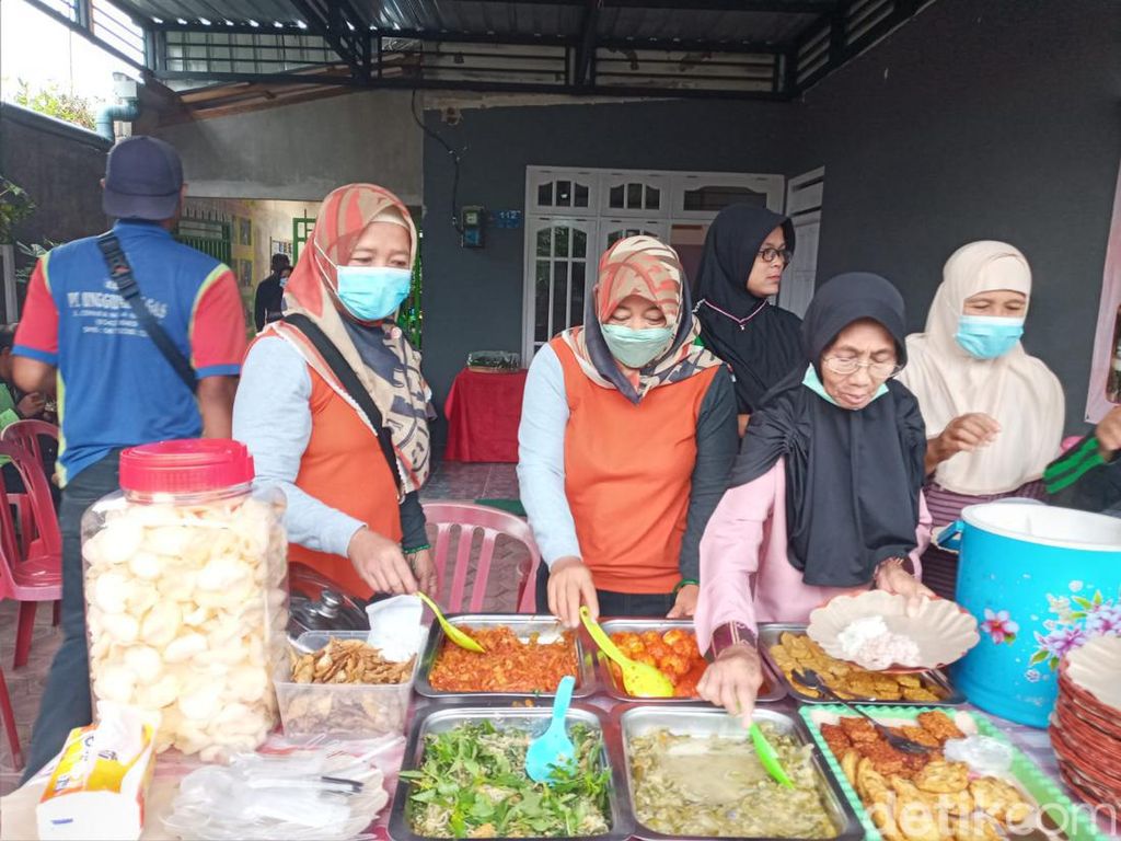 Ibu-ibu di Kota Blitar Ini Berbagi Makanan Gratis Lewat Hari Berjuang