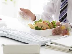 Kerjaannya Minta Makanan Gratis, Aksi Teman Kantor Ini Bikin Jengkel