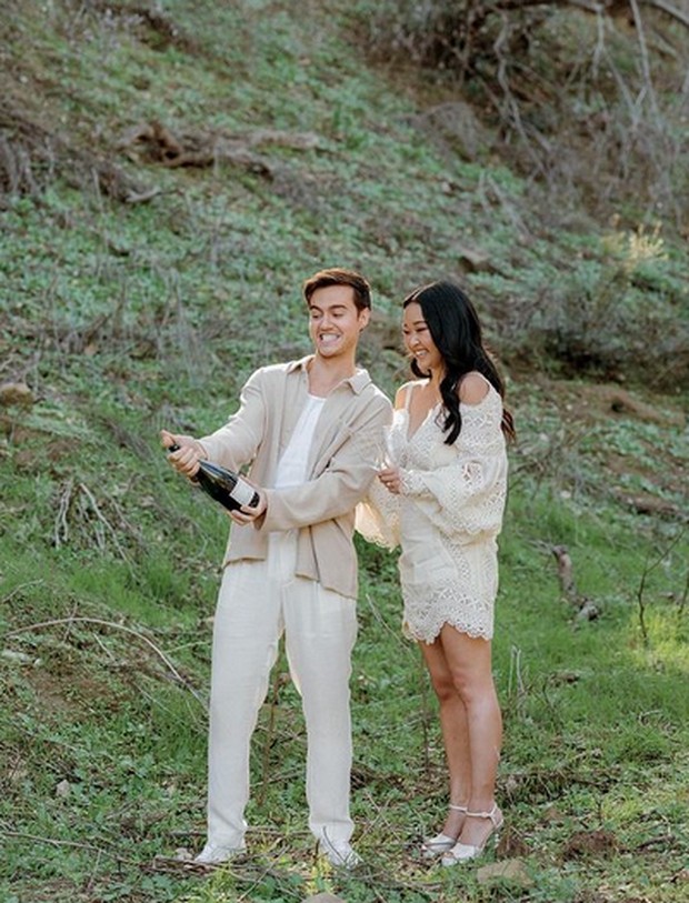 Macrame-lace linen mini dress dikenakan oleh Lana di hari pertunangannya