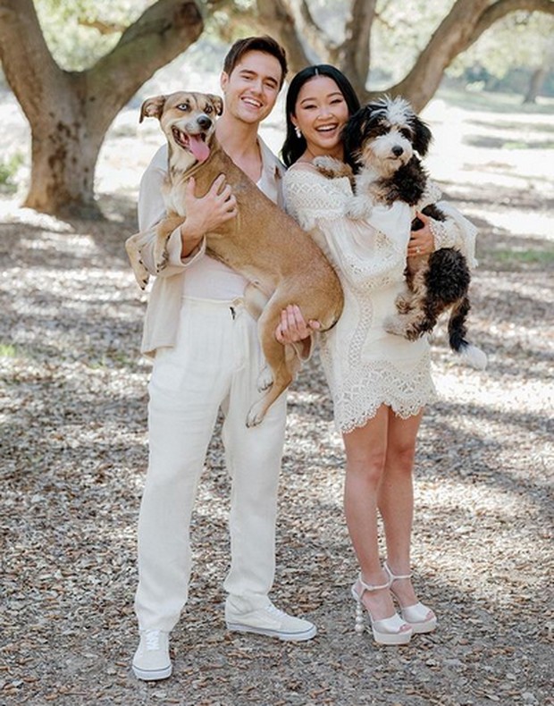 Lana mengenakan high heels yang senada dengan warna dressnya