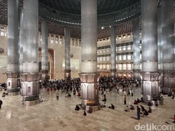 Masjid Istiqlal Masih Gelar Salat Jumat, Begini Suasananya