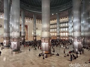 Masjid Istiqlal Masih Gelar Salat Jumat, Begini Suasananya Masjid Istiqlal Masih Gelar Salat Jumat, Begini Suasananya