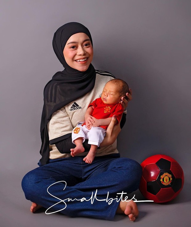 Memakai Kostum Bola Bersama Baby L, Sang Buah Hati
