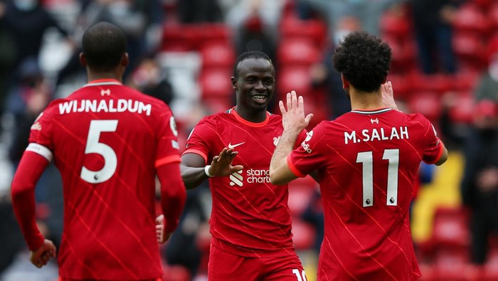 LIVERPOOL, ENGLAND - MAY 23: Sadio Mane of Liverpool celebrates with Mohamed Salah after scoring their sides second goal during the Premier League match between Liverpool and Crystal Palace at Anfield on May 23, 2021 in Liverpool, England. A limited number of fans will be allowed into Premier League stadiums as Coronavirus restrictions begin to ease in the UK. (Photo by Alex Livesey/Getty Images)