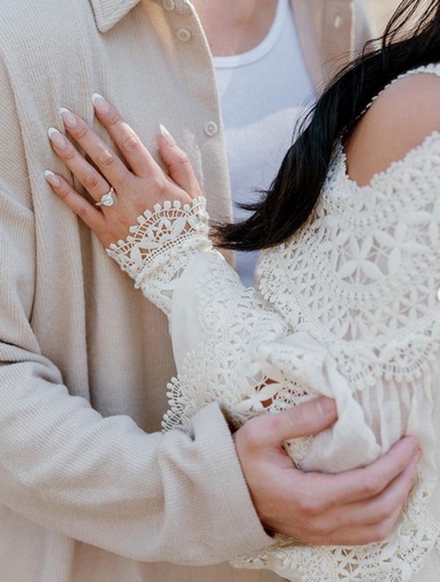 cincin pertunangan Lana dan Anthony mempunyai disain berlian oval-cut dari Paris Jeweller Canada