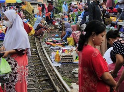 Melihat Pasar Ekstrem yang Transaksi Jual Beli di Perlintasan Kereta Api