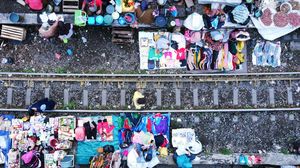 Masih Ada, Pasar Ekstrem di Pinggir Rel Kereta Surabaya
