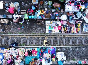 Masih Ada, Pasar Ekstrem di Pinggir Rel Kereta Surabaya