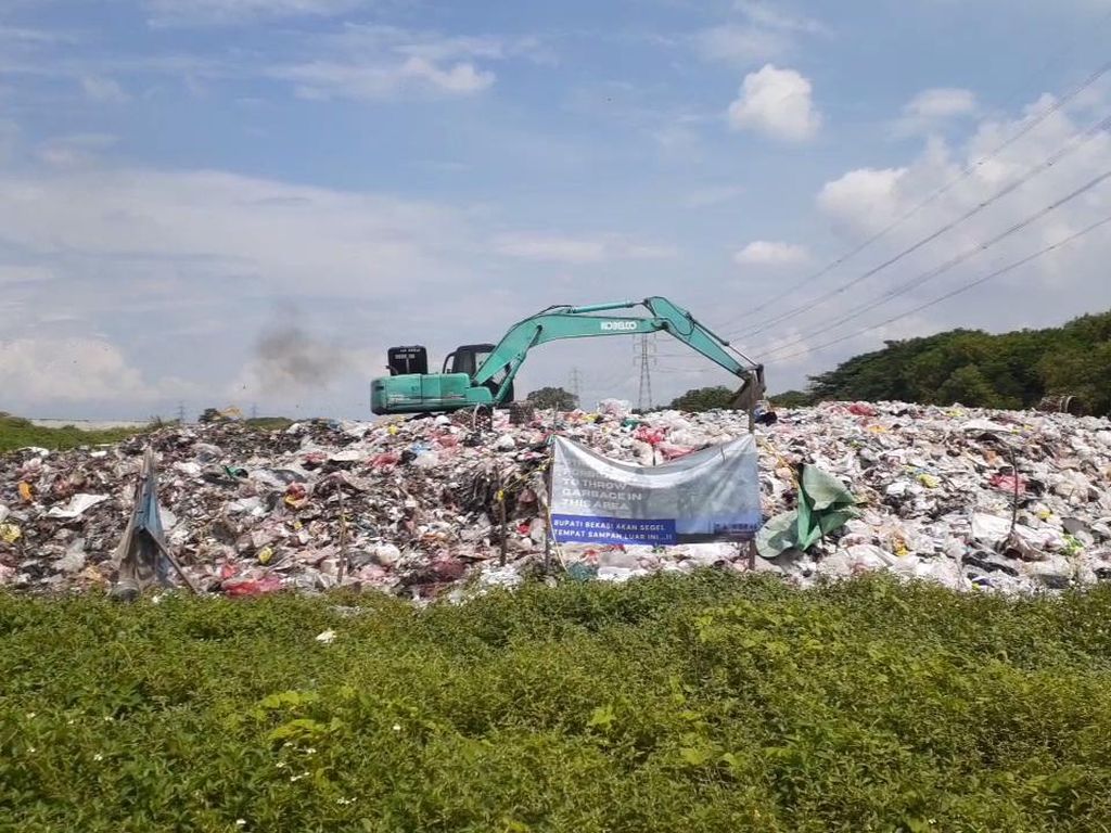 Pemindahan Sampah di TPS Liar CBL Ditunda Akibat TPA Burangkeng Overload