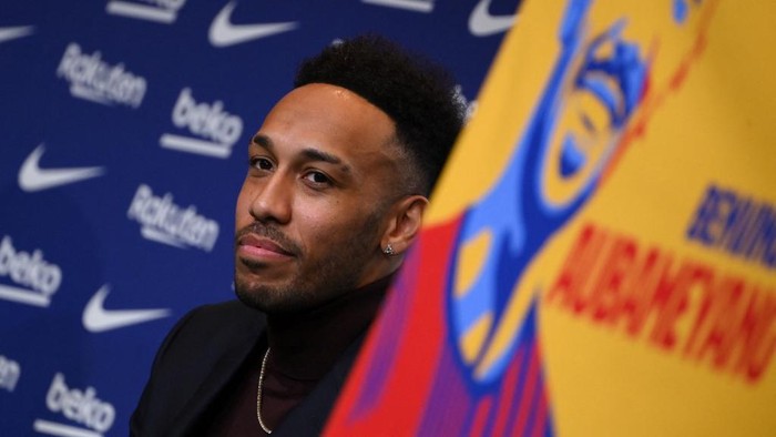 Barcelonas new player Gabonese forward Pierre-Emerick Aubameyang poses for pictures during his official presentation, at the Camp Nou stadium in Barcelona on February 3, 2022. (Photo by LLUIS GENE / AFP)