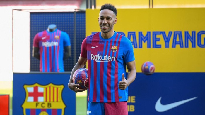 Barcelona's new player Gabonese forward Pierre-Emerick Aubameyang poses for pictures during his official presentation, at the Camp Nou stadium in Barcelona on February 3, 2022. (Photo by LLUIS GENE / AFP)
