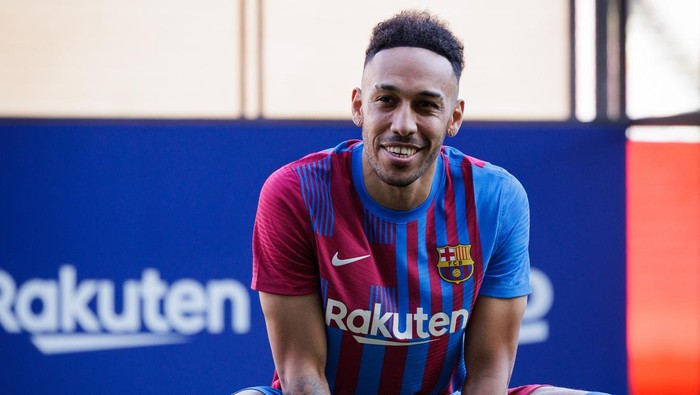 Arsenal resmi melepas Aubameyang ke Barcelona pada bursa musim dingin ini. Pemain 32 tahun itu hengkang dari Emirates Stadium dengan status bebas transfer.