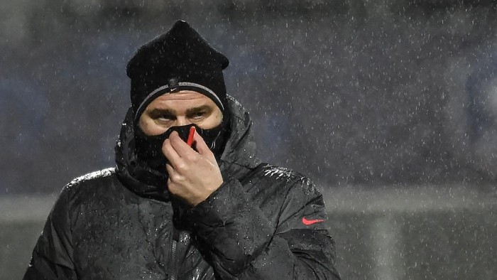 Paris Saint-Germains Argentinian head coach Mauricio Pochettino looks on during the French Cup round of 16 football match between Vannes OC and Paris Saint-Germain (PSG) at La Rabine Stadium in Vannes, western France, on January 3, 2022. (Photo by Sebastien SALOM-GOMIS / AFP)