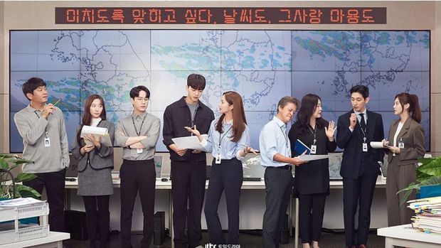 Potret Para Pemeran Forecasting Love and Weather di dalam kantor BMKG