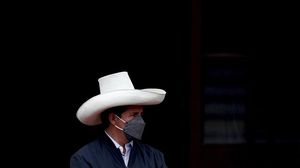 Potret Presiden Peru yang Konsisten dengan Topi Jeraminya